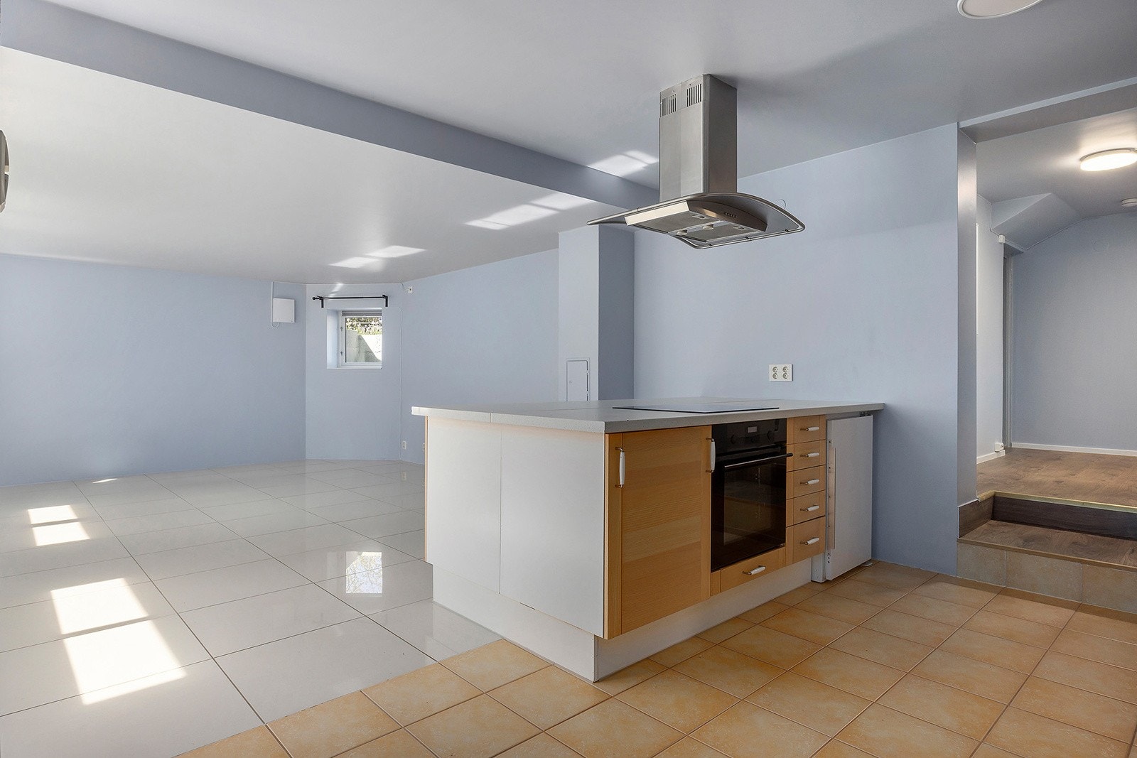 Kjøkkenet har en kjøkkenhalvøy som gir gode arbeidsflater. Galleribilde