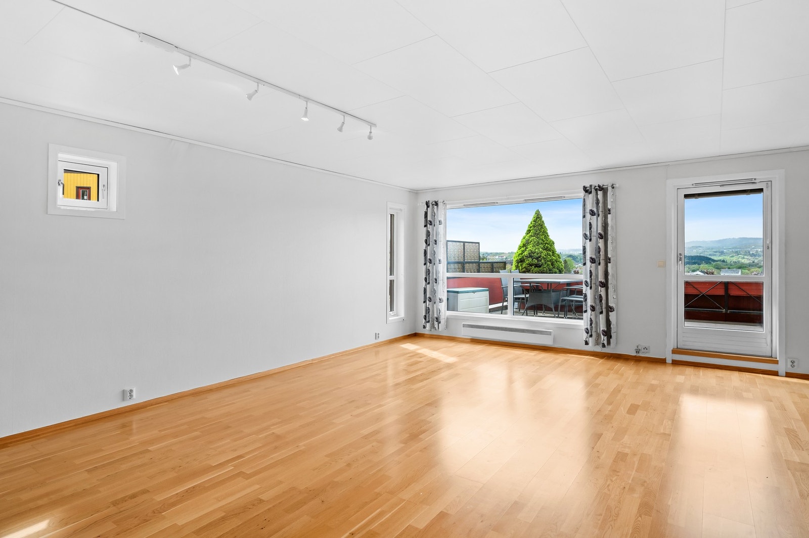 På stuen er det god plass til flere sittegrupper og spisebord Galleribilde