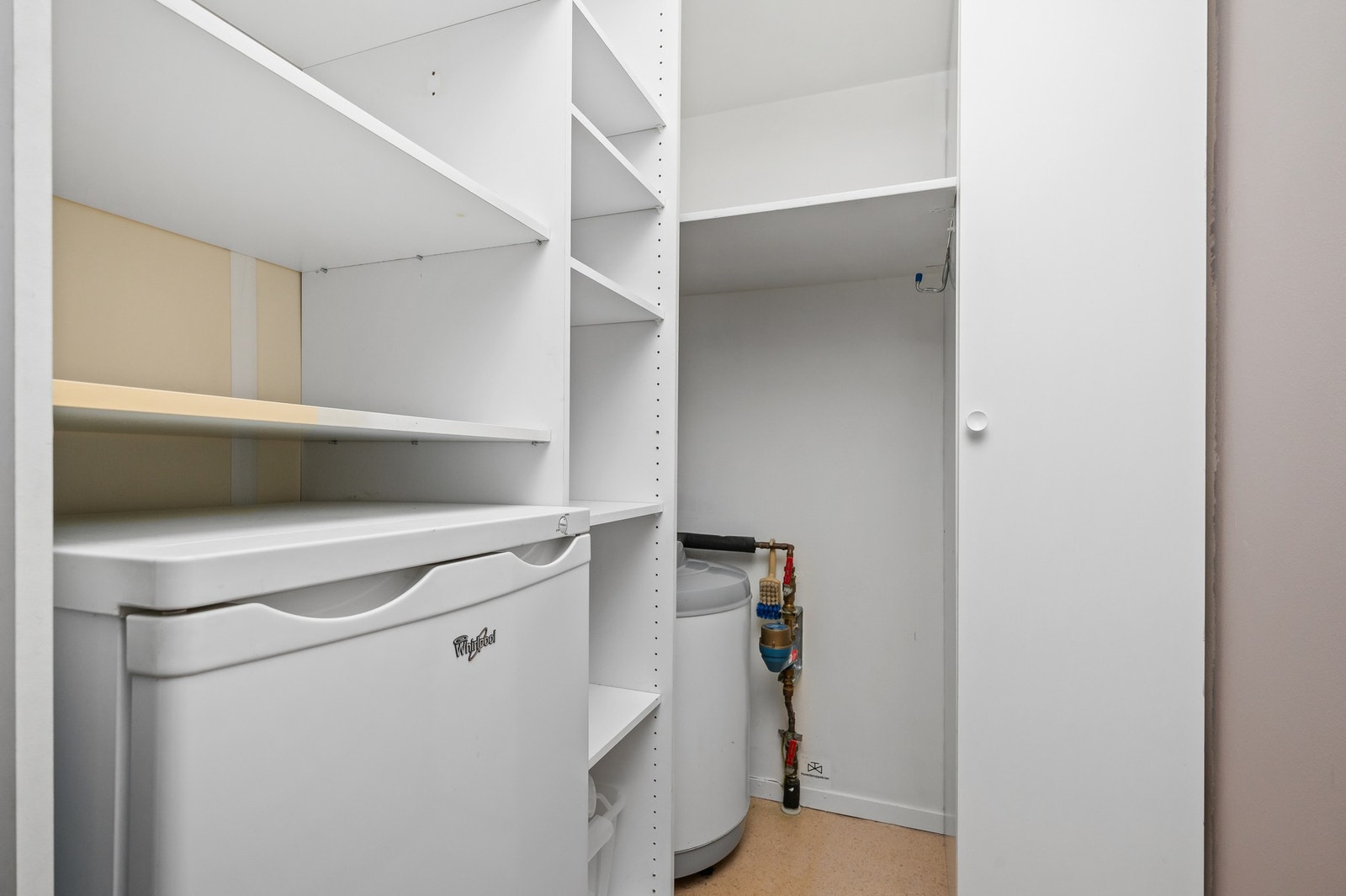 Praktisk bod på 3,5kvm i leiligheten. Videre medfølger det en bod i 4. etasje og en i kjeller Galleribilde