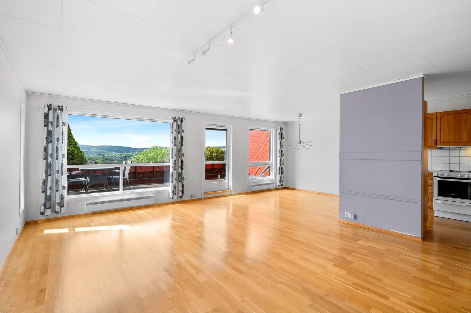 Leiligheten ligger fint til i 3.etasje og byr på fantastisk utsikt mot sør-vest Galleribilde