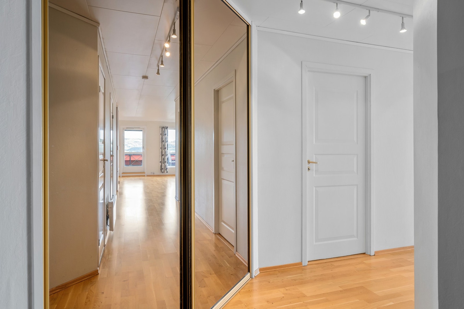 I gangen har du en praktisk skyvedørsgarderobe på skrå med meget god lagringsplass for yttertøy og sko Galleribilde