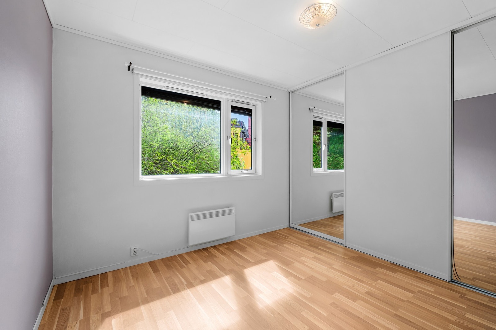 Hovedsoverommet er på 11,5kvm og en praktisk skyvedørsgarderobe Galleribilde