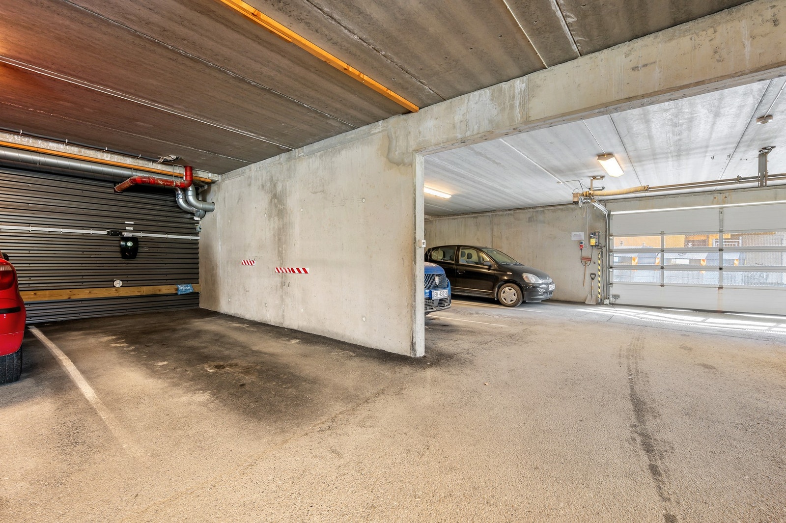 Leiligheten har fast plass i p-kjeller med el-bil lader Galleribilde