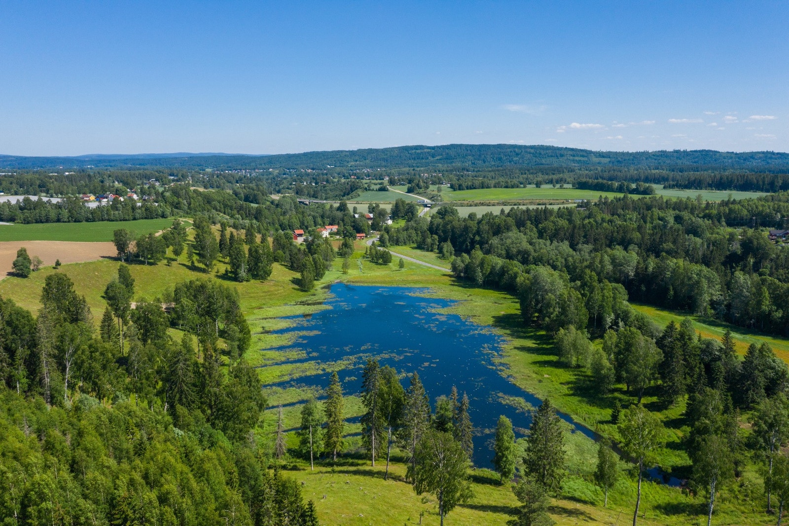 Tjern og del av beitet tilhørende eiendommen. Mange av områdene rundt Mogreina er vernet som landskapsområder, og byr på flotte turmuligheter. Galleribilde