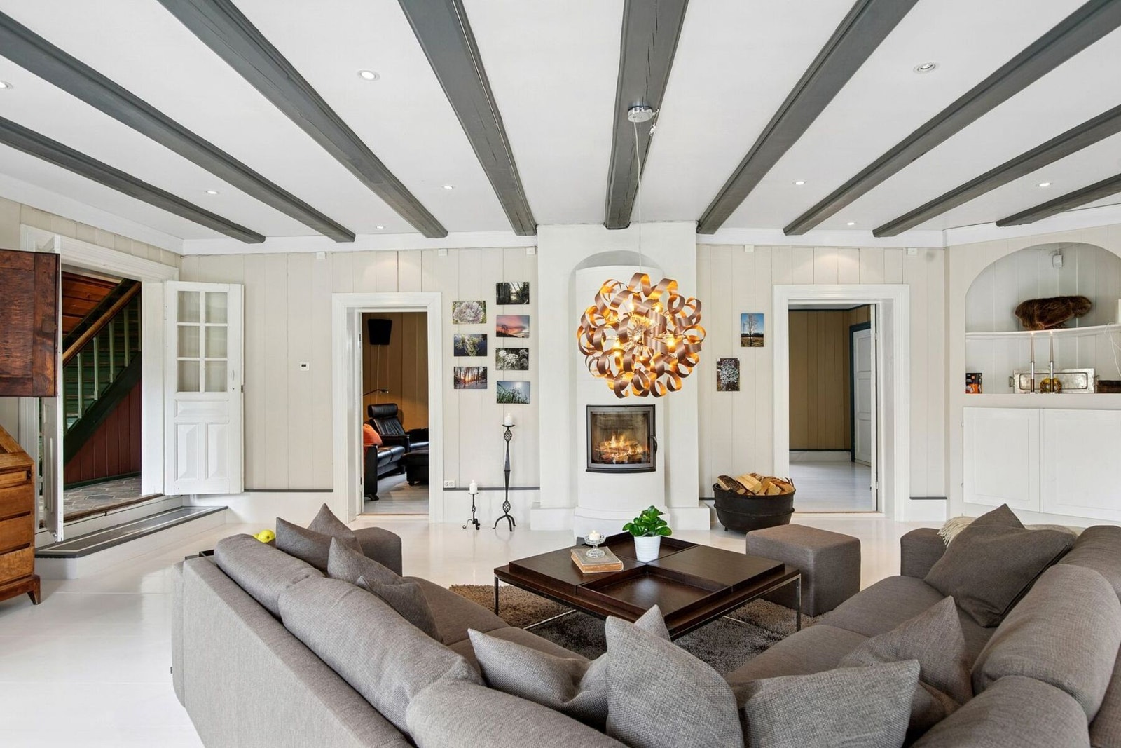 Stuen er utstyrt med dowlights og har en pen peisovn. Galleribilde