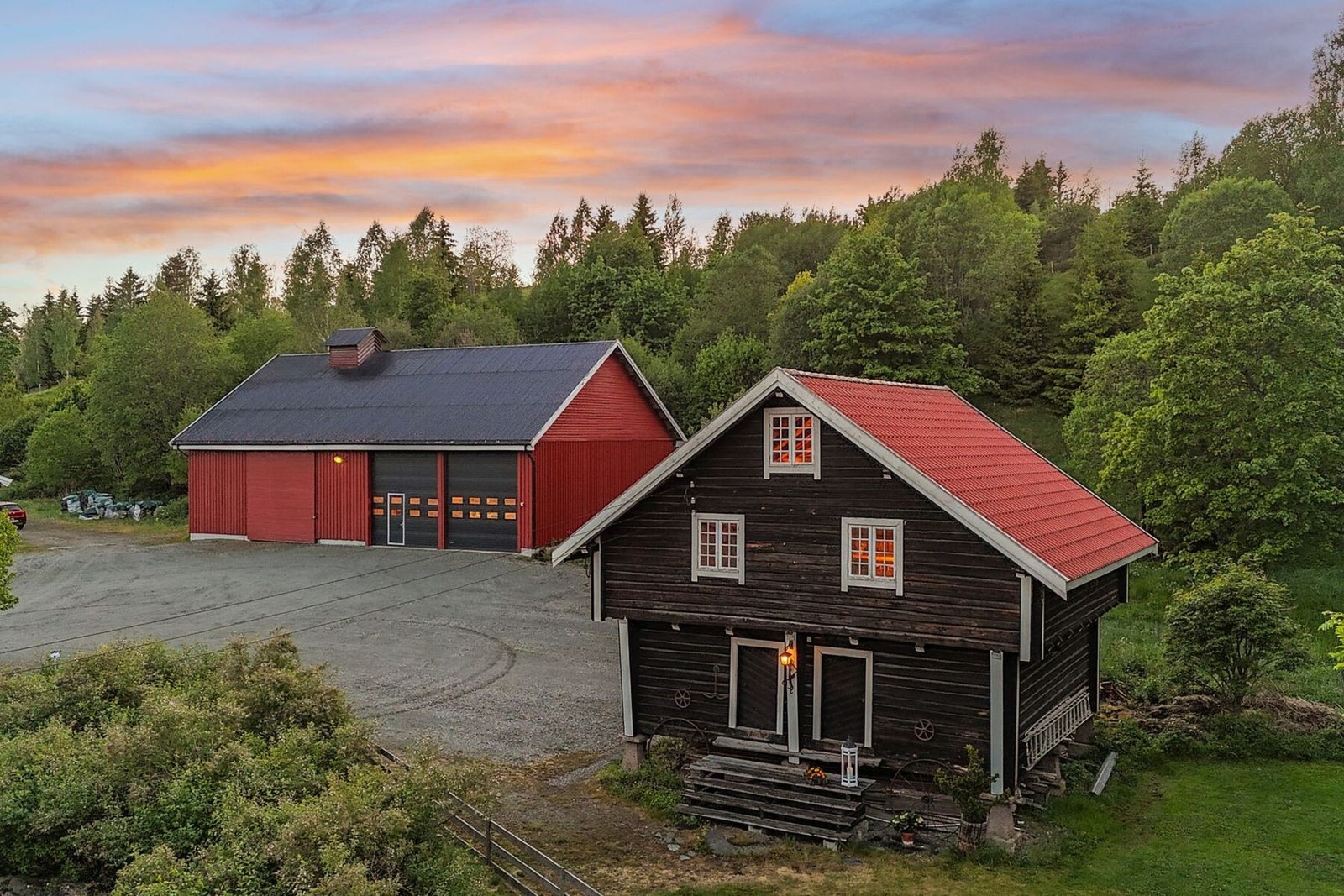 Eiendommen består av et staselig våningshus fra 1600-tallet, et sjarmerende stabbur, et herberge med utleiemuligheter, samt to solide driftsbygninger. Galleribilde