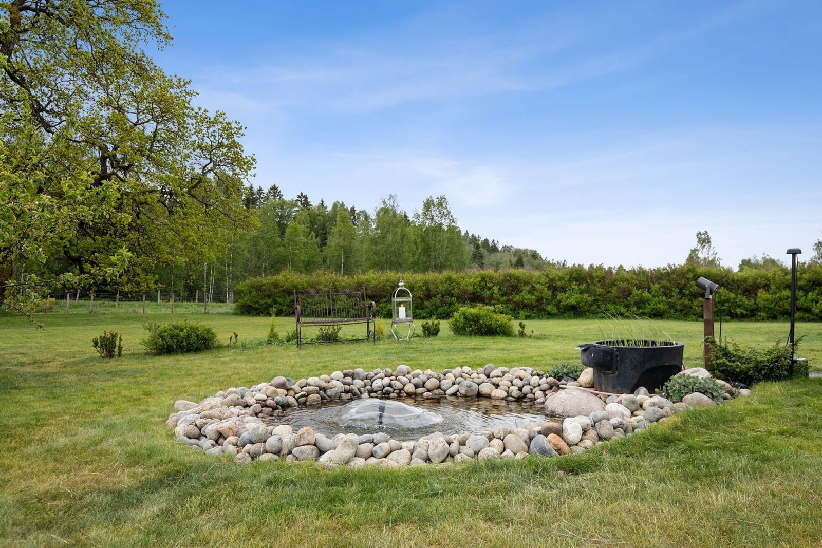 Deler av jorden er flat og er godt egnet til for eksempel hestehold. Galleribilde