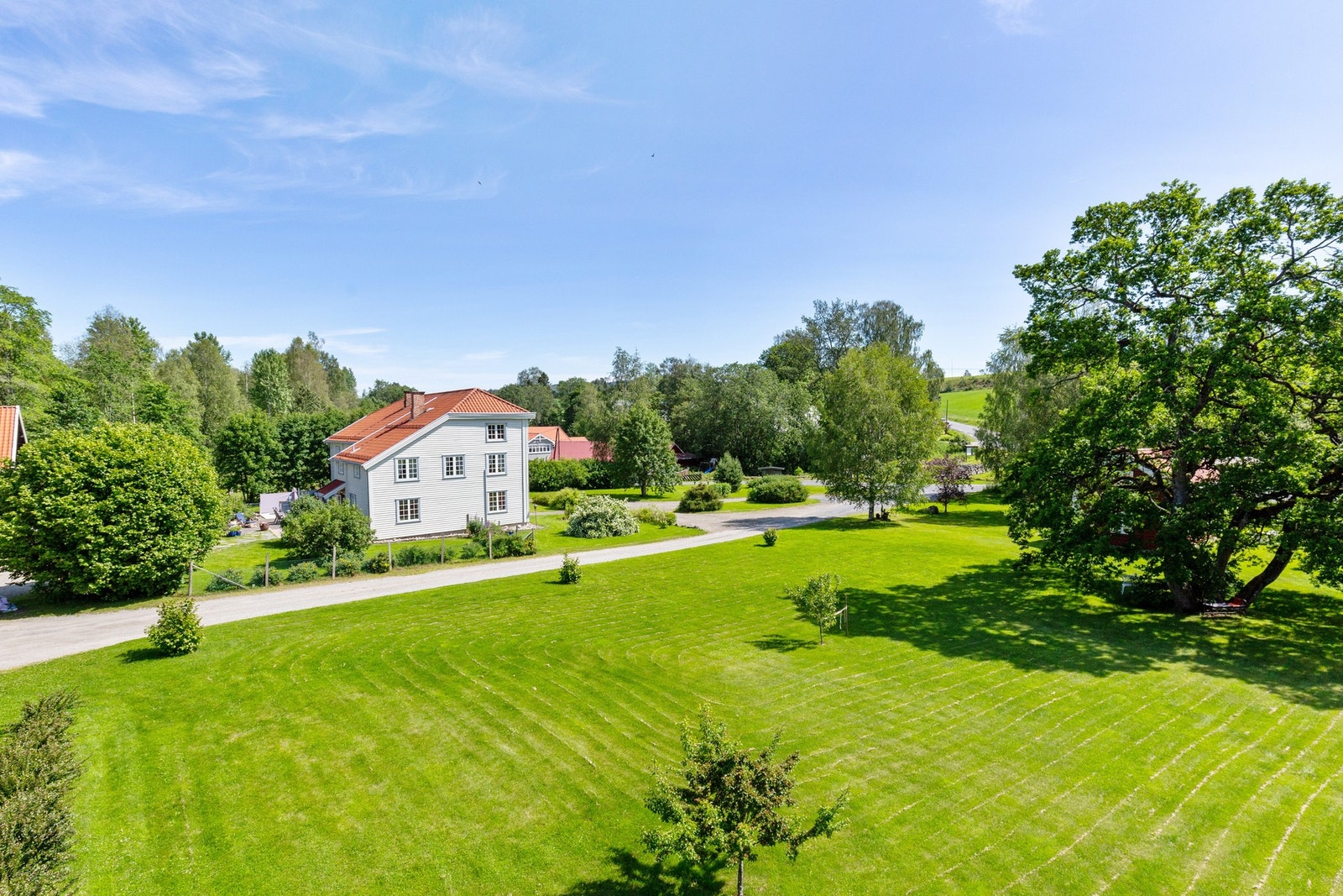 Det er totalt 185 dekar dyrket mark og beite, hvorav 29,7 dekar er fulldyrket jord, mens 155,4 dekar utgjør innmarksbeite. Galleribilde