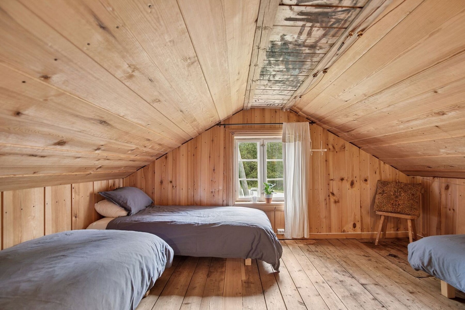 I taket vises historien godt, med merker tegnet av de 63 guttene som bodde i oppdragelseshjem. Galleribilde