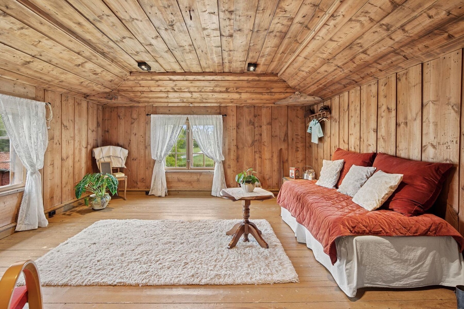 Loftet er innredet med gang og et rom som kan benyttes som kontor, soverom eller hobbyrom etc. Galleribilde