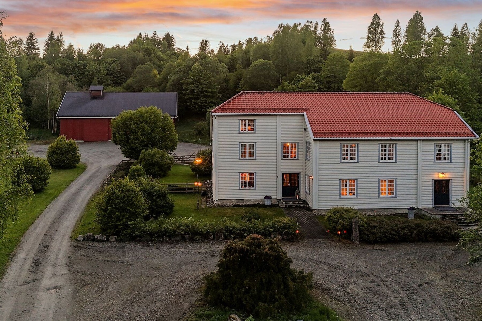 Kveldsstemning på tunet. Galleribilde