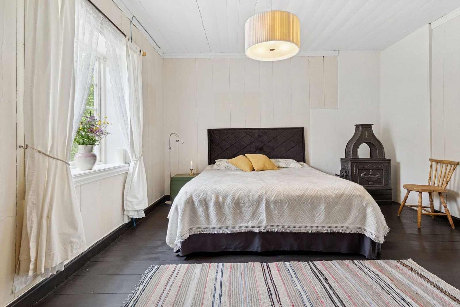 Soverom 2 med god plass til dobbeltseng. Galleribilde