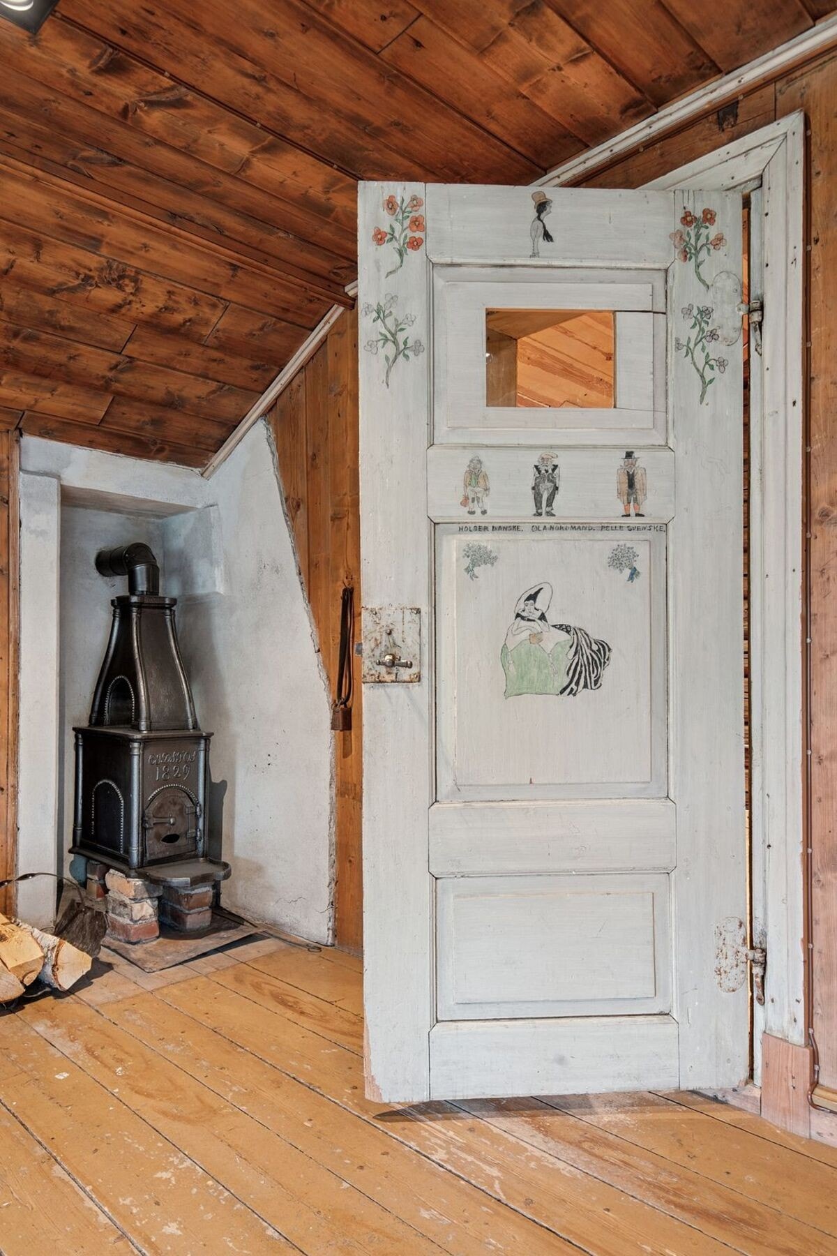 Unik dør med tegninger fra 1927. Galleribilde