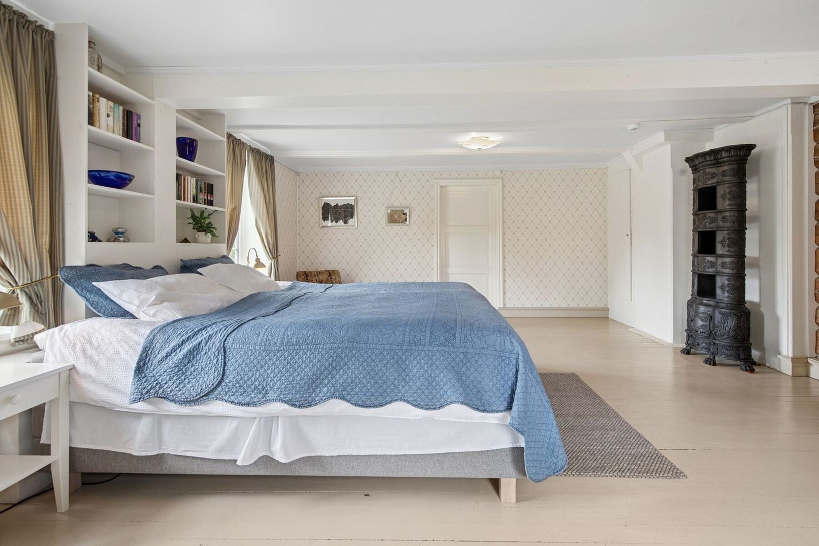 Lekker kakkelovn gir rommet en lun og hyggelig atmosfære (ikke tilknyttet pipe). Galleribilde