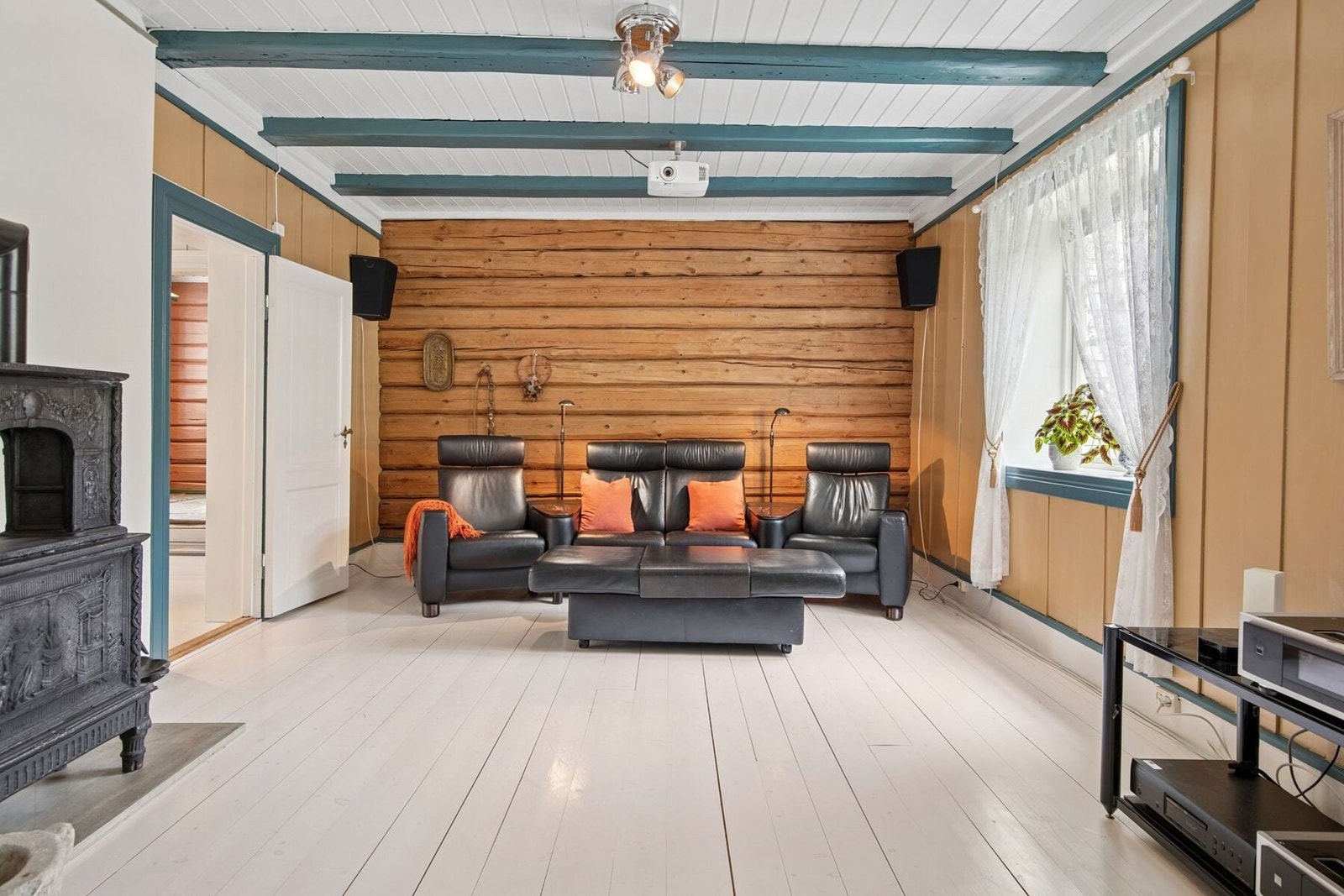 Stuen er knyttet til hjemmekinoen. Her er det plass til ytterligere møblement, som for eksempel sofagruppe. Galleribilde