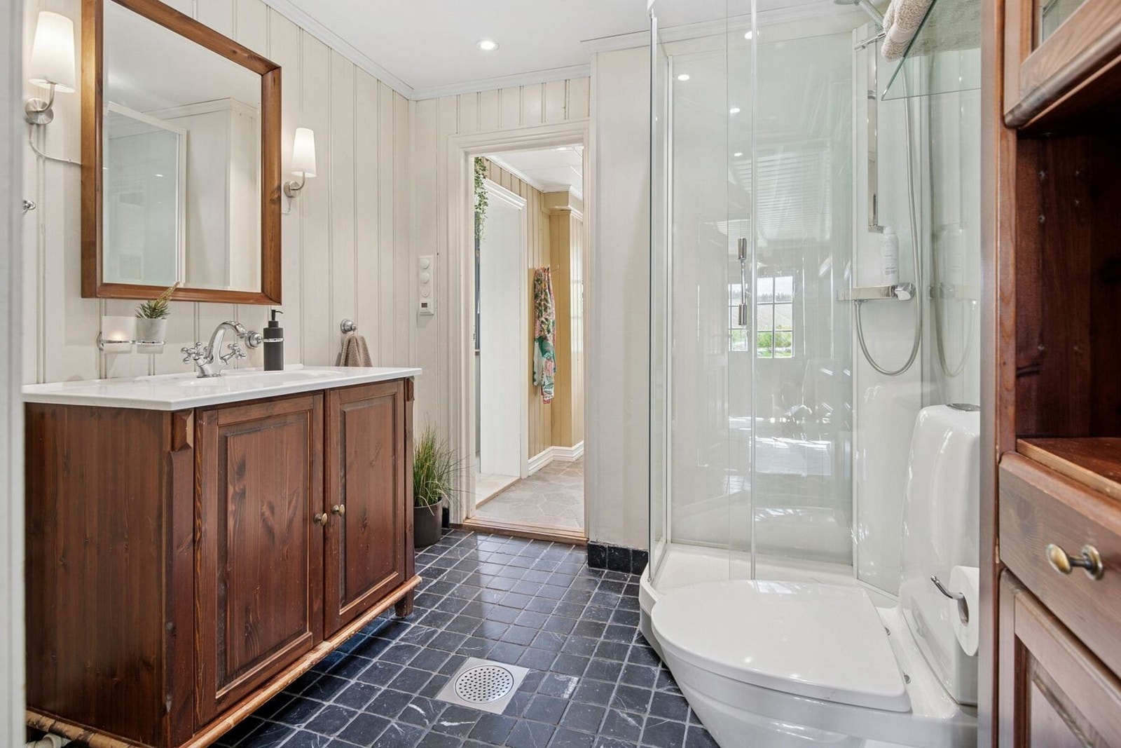 Baderommet tilknyttet entréen er også flislagt (marmor) med gulvvarme for ekstra komfort. Galleribilde