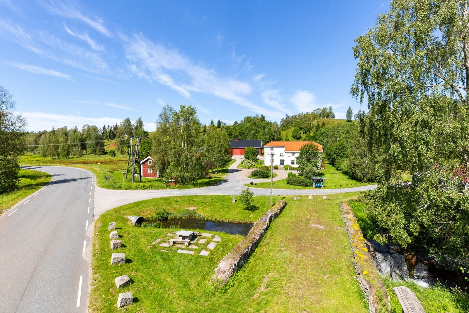 Med Wergeland på frierferd og pilgrimsled gjennom tunet venter et hjem med en unik arv å ta vare på. Galleribilde