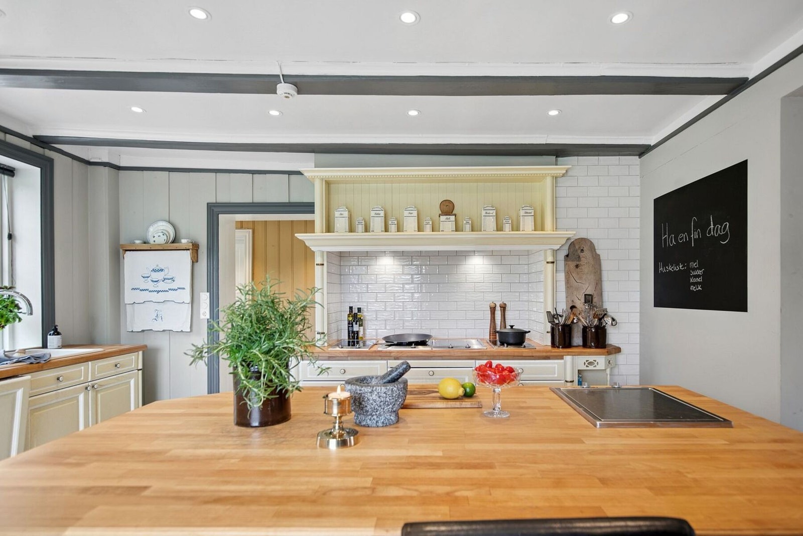 Her har du rikelig med matlagingsplass for både små og store kokker. Galleribilde