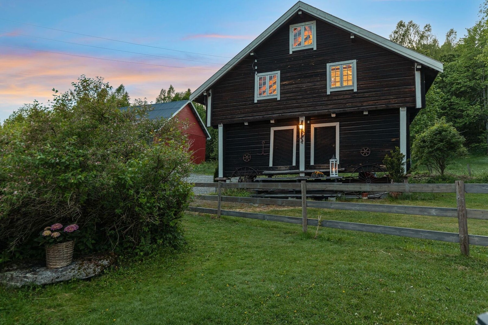 Sjarmerende stabbur registrert som våningshus/bolighus. Her finnes spennende muligheter! Galleribilde