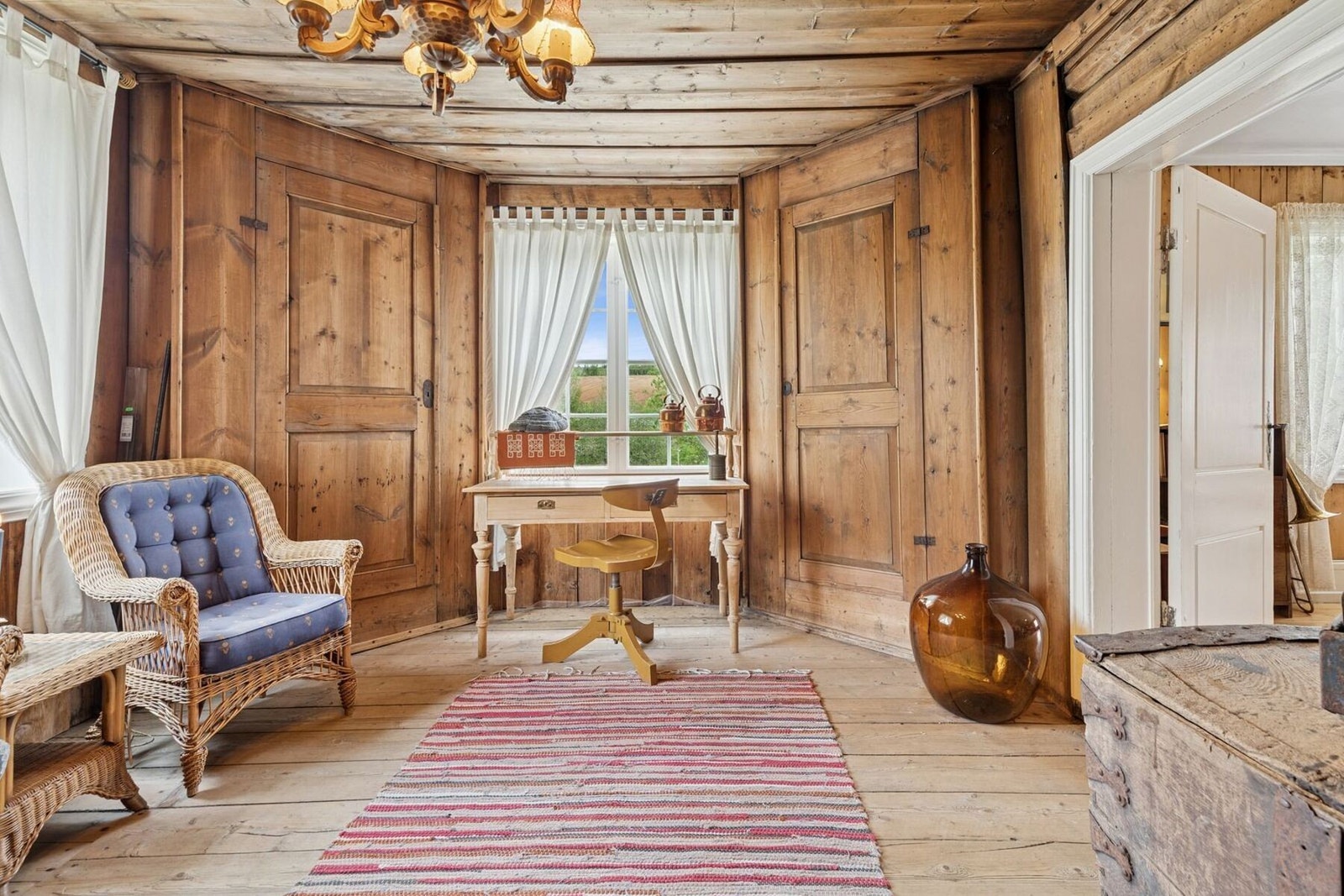 Her kan du etablere lesekrok eller kontor blant vakkert utformet treverk. Galleribilde