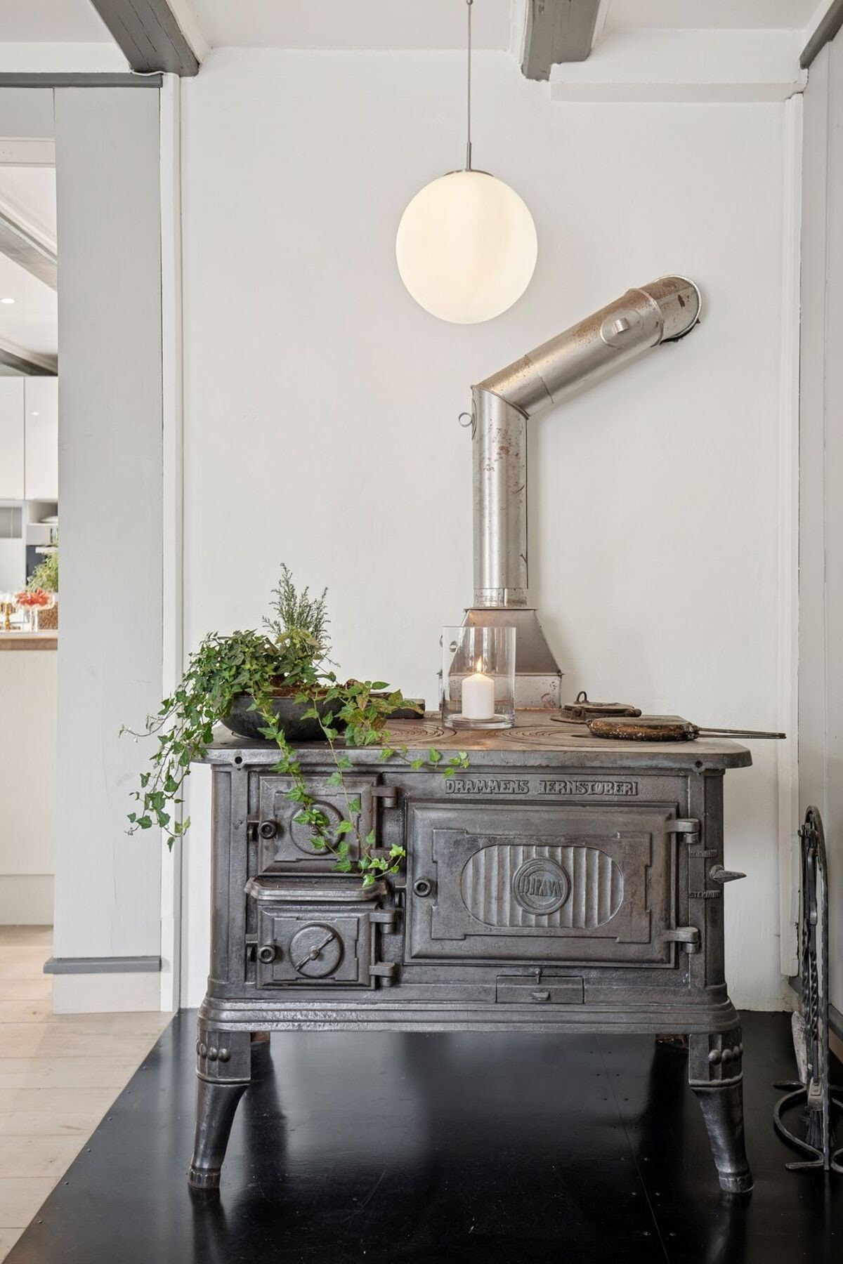 Sjarmerende vedovn for varme på kaldere dager. Galleribilde