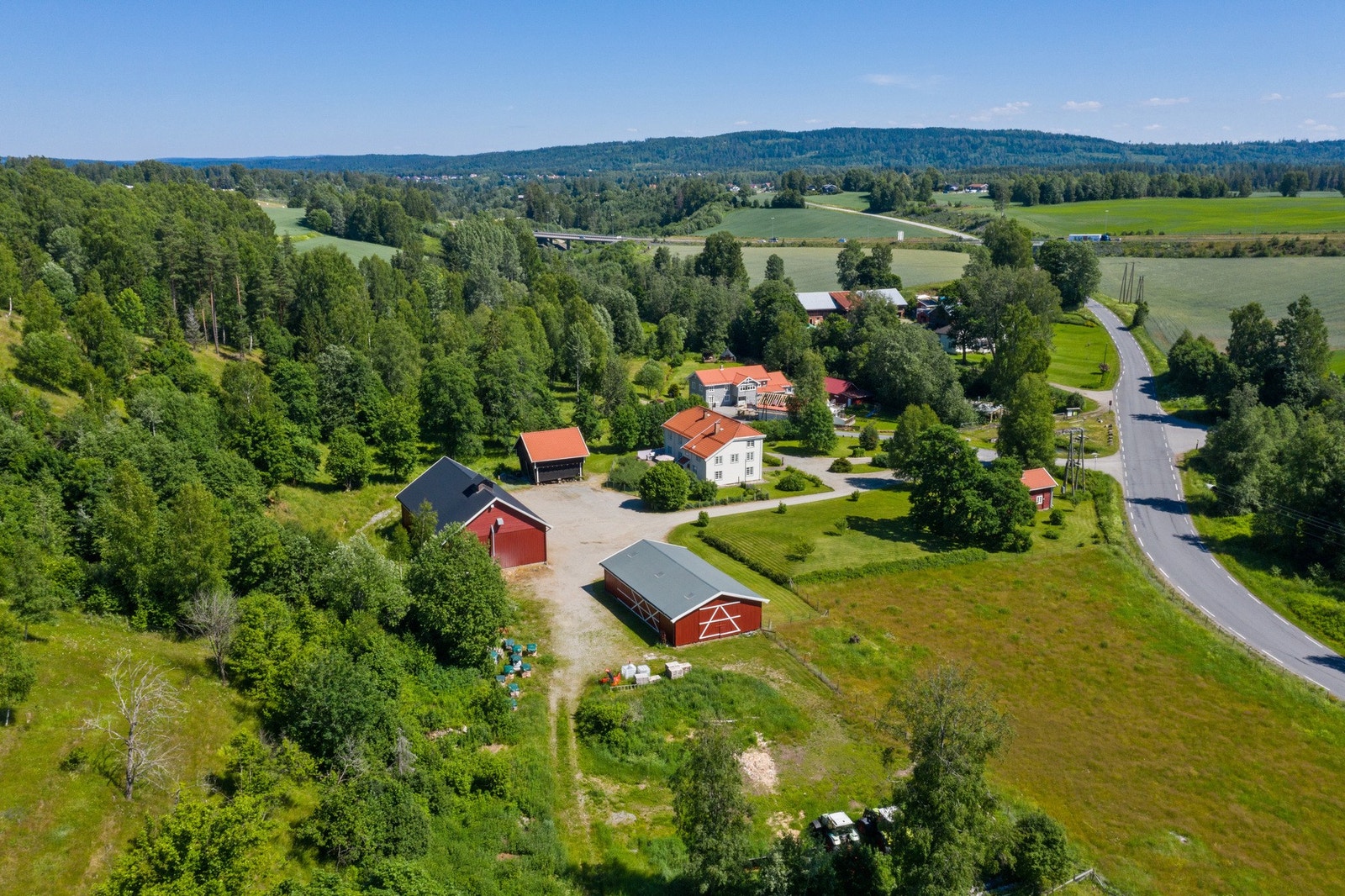 Drømmer du om et liv på landet med historie i veggene, flere hundre dekar beite og kort vei til byen? Da må du se Risebru Vestre. Galleribilde