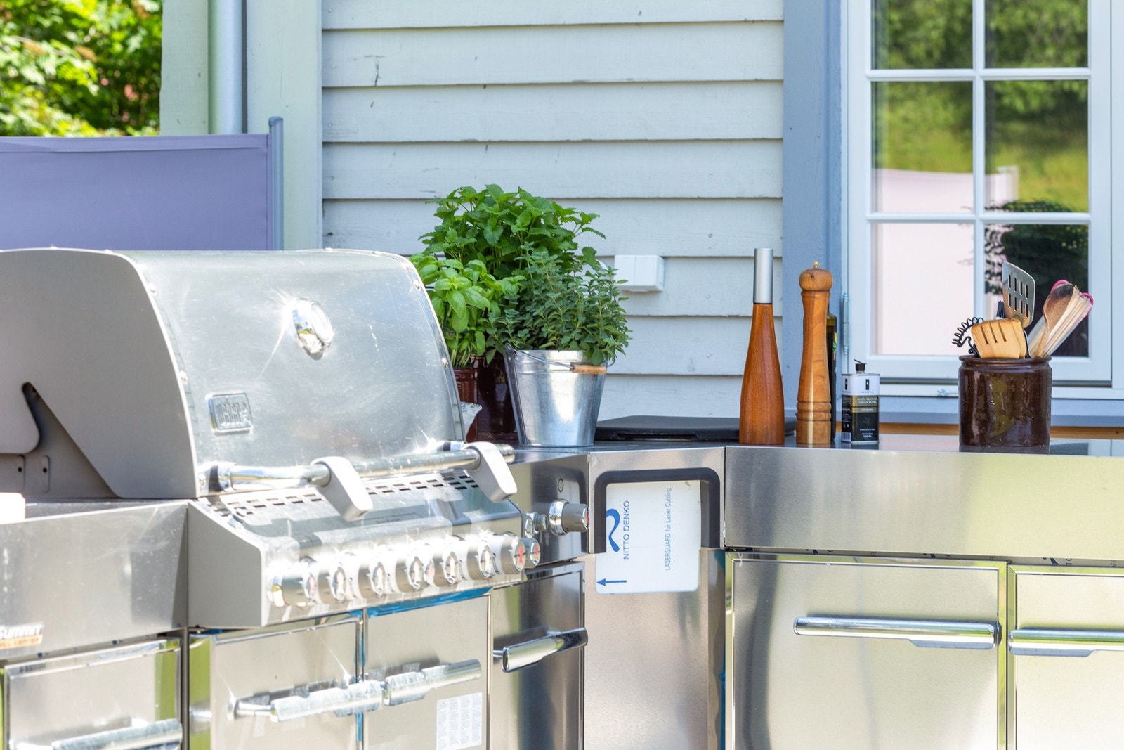 Utendørs kjøkken for matlagingen på varme dager. Et godt tilskudd til hverdagen! Galleribilde