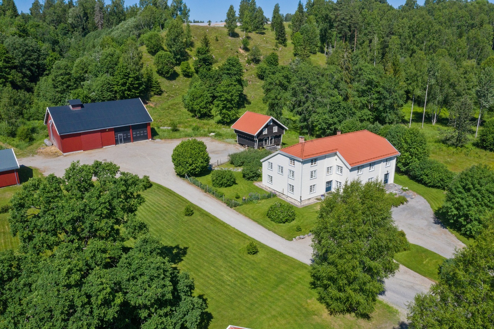 Det informeres om at det foreligger både bo- og driveplikt på eiendommen. Galleribilde