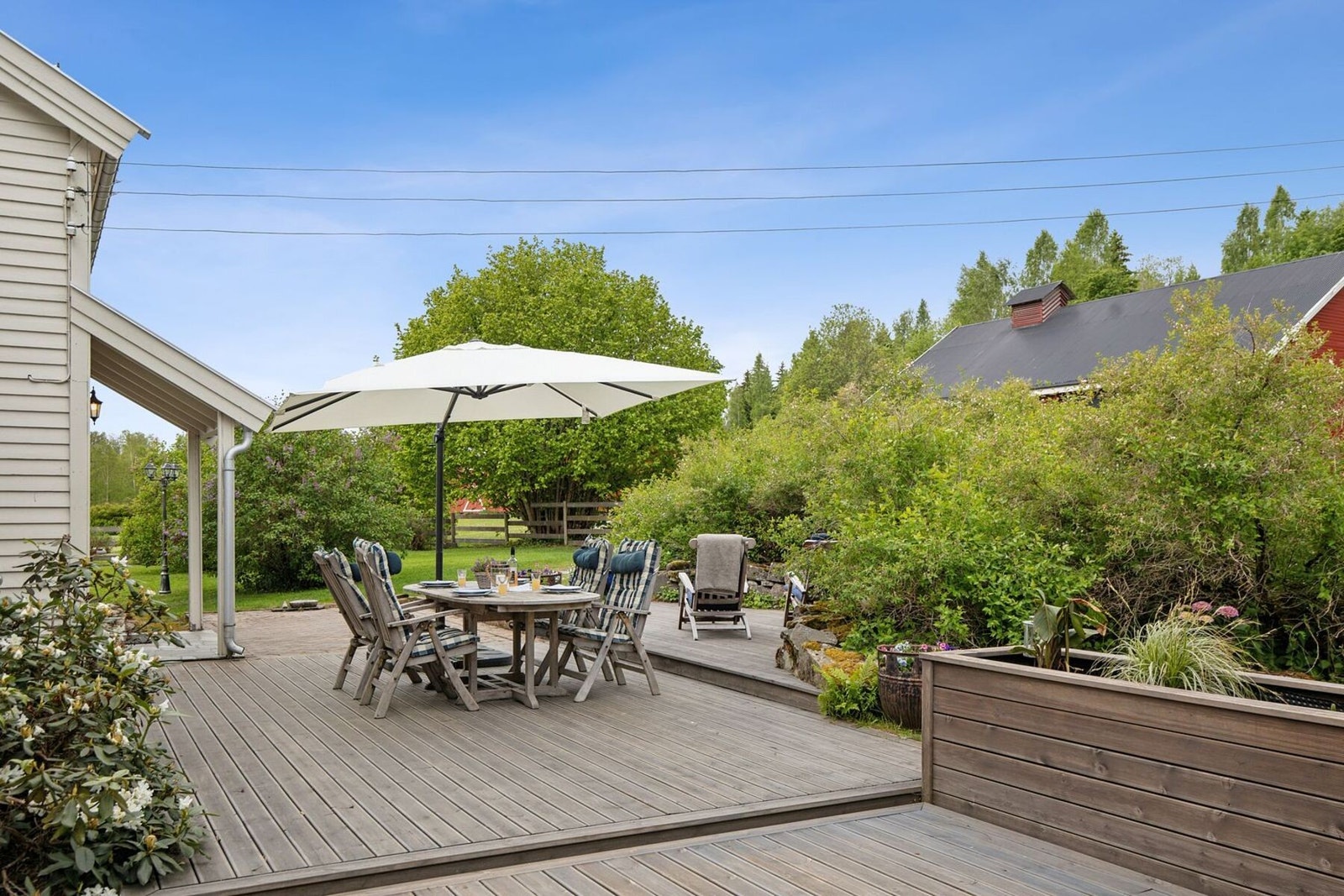 Her er det pent opparbeidet med busker, blomster og annen vekst. Galleribilde