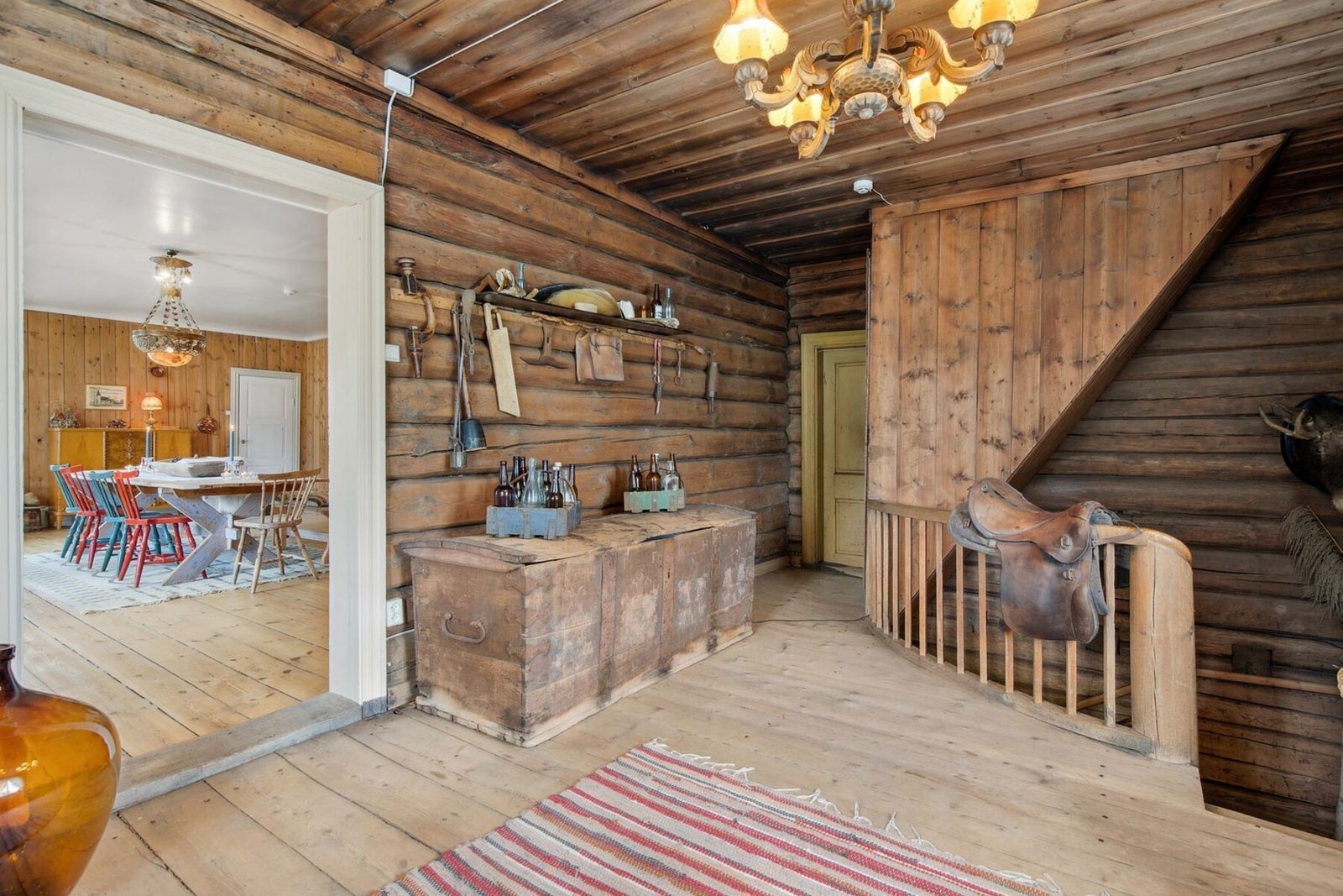 Videre byr etasjen på fire gode soverom, samt toalettrom. Galleribilde