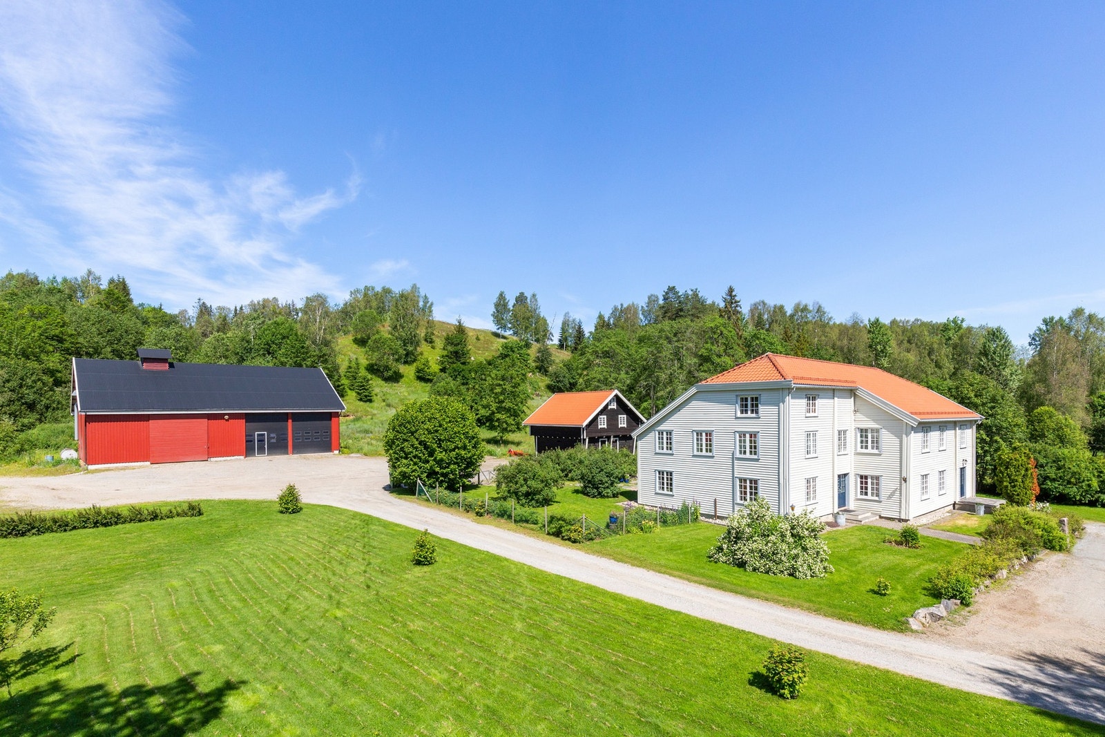 Eiendommen strekker seg over 274 mål med idylliske beiter, skog og kulturlandskap. Galleribilde