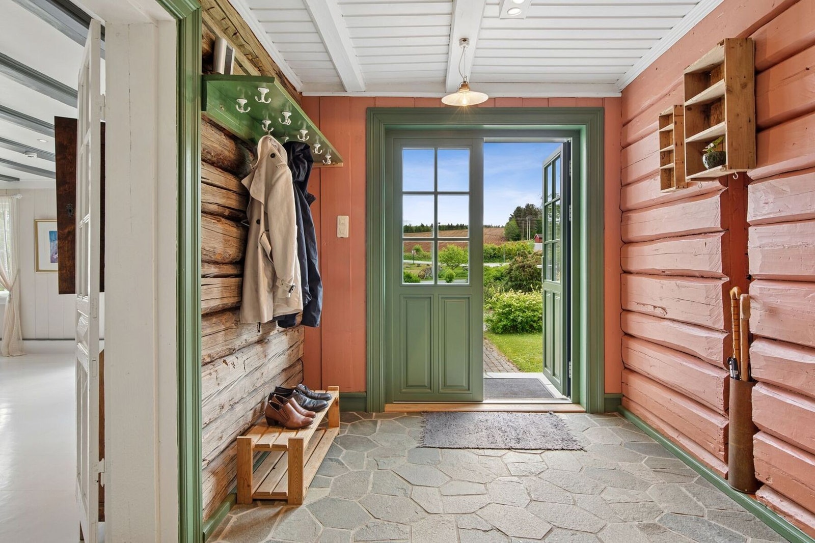 Hovedhuset har tre inngangspartier som er pent opparbeidet med belegningsstein. Galleribilde