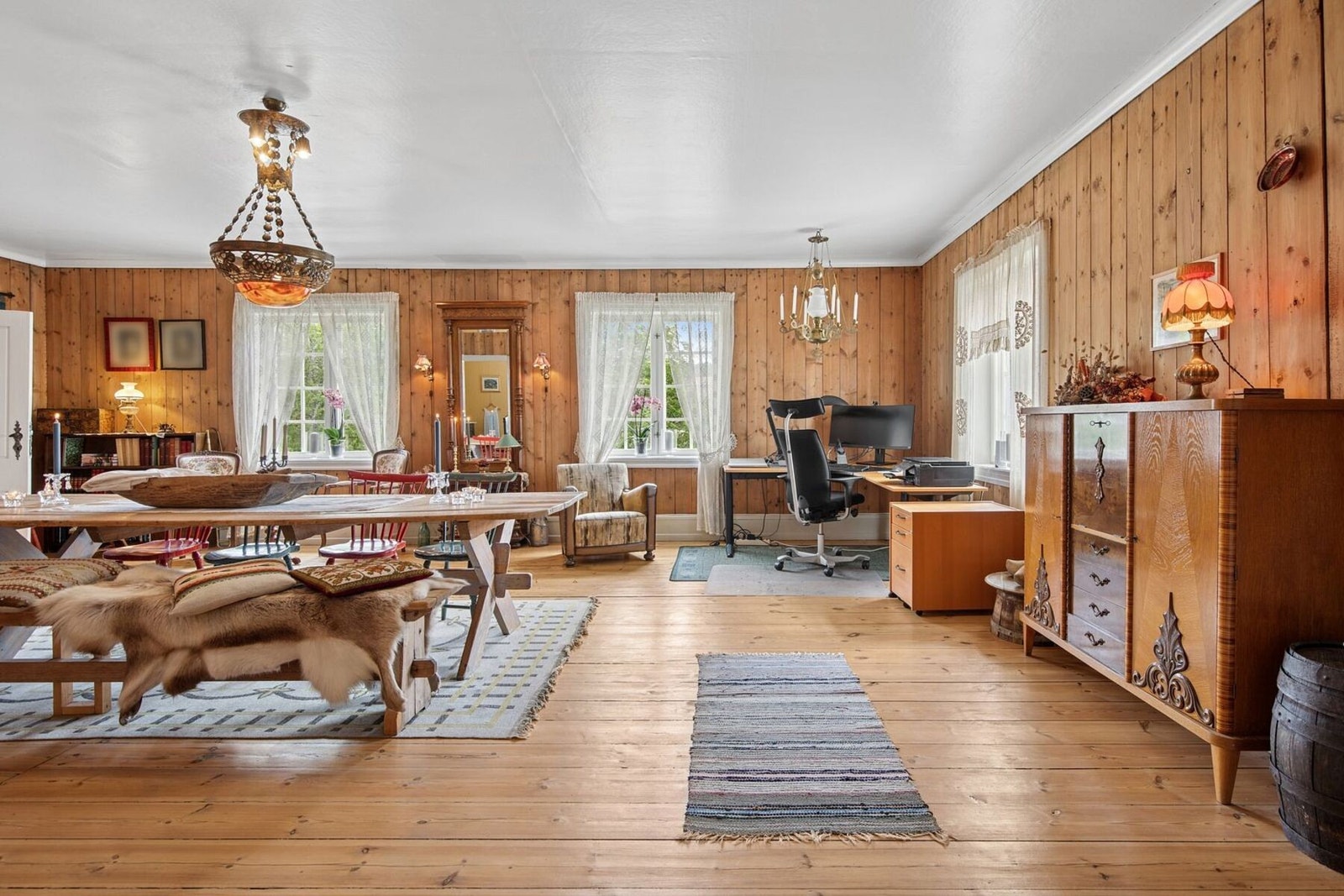 Salen gir rikelig med muligheter til å møblere etter eget ønske, som for eksempel hjemmekontor, lekestue eller annet. Galleribilde