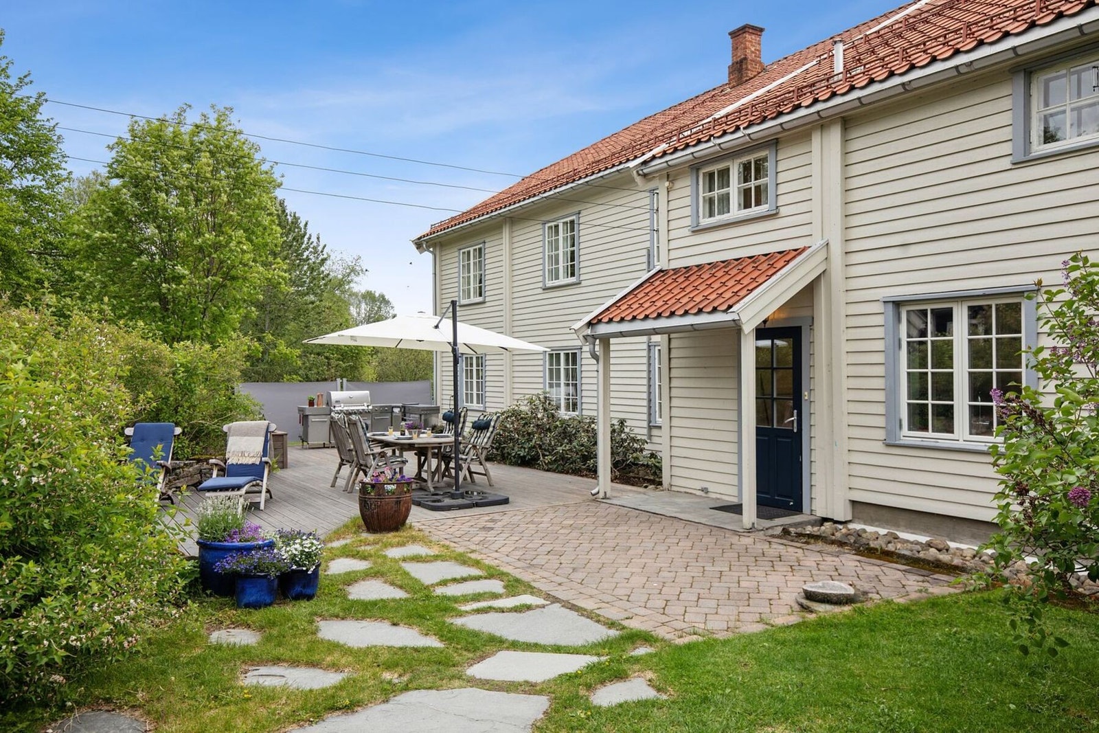 Fra første etasje følger adkomst til en hyggelig uteplass med gode solforhold. Galleribilde