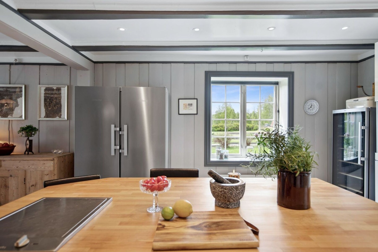 Kjøkkenet har heltre gulv og panelkledde vegger som passer perfekt inn i husets landlige stil. Galleribilde