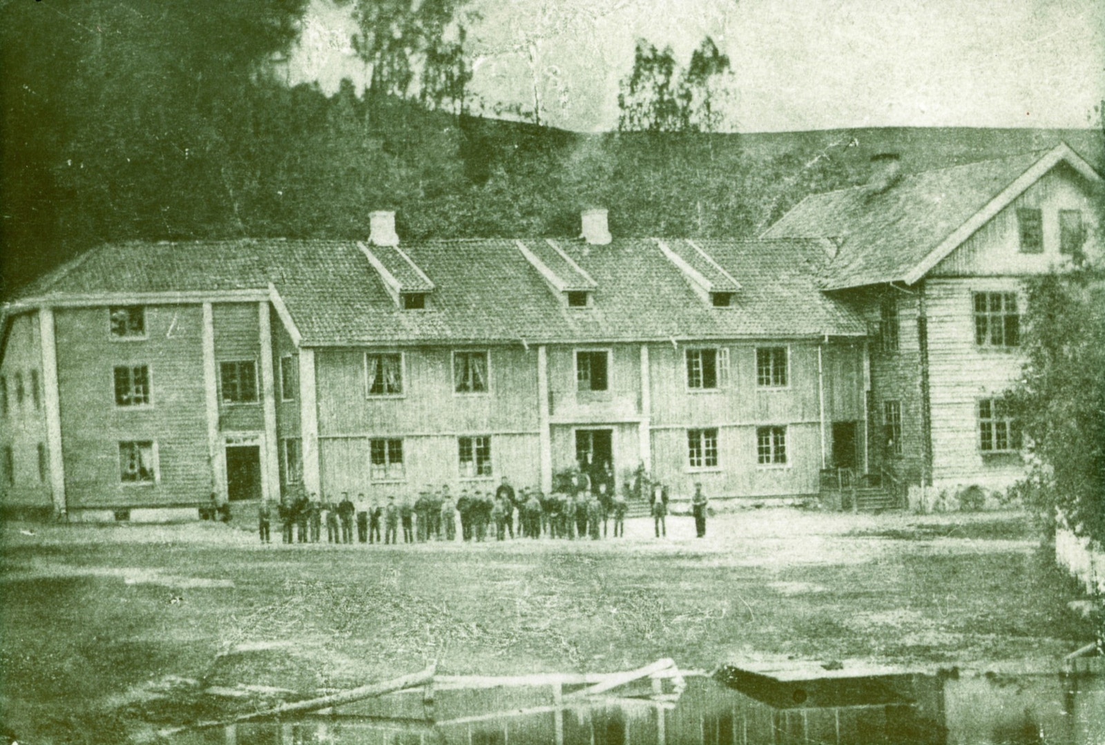Bilde av huset fra rundt 1870 da det var gutteskole Toftes gave . Galleribilde