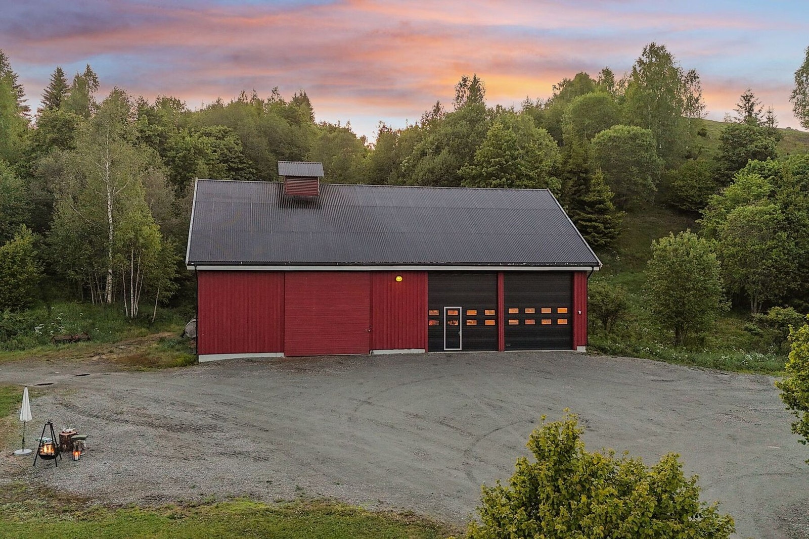 Eiendommen inkluderer to separate vognskjul som gir gode lagrings- og parkeringsmuligheter. Galleribilde