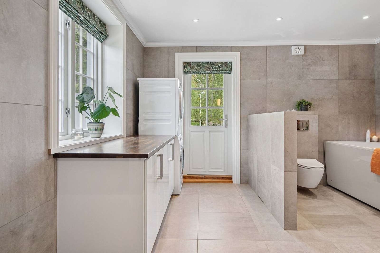 Baderommet tilknyttet hjemmekinoen fremstår både moderne og romslig med to servanter, Hurricane spabad, dusj og opplegg for vaskemaskin. Galleribilde