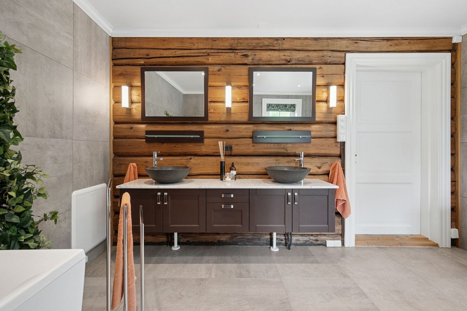 Boligens første etasje har to baderom. Galleribilde