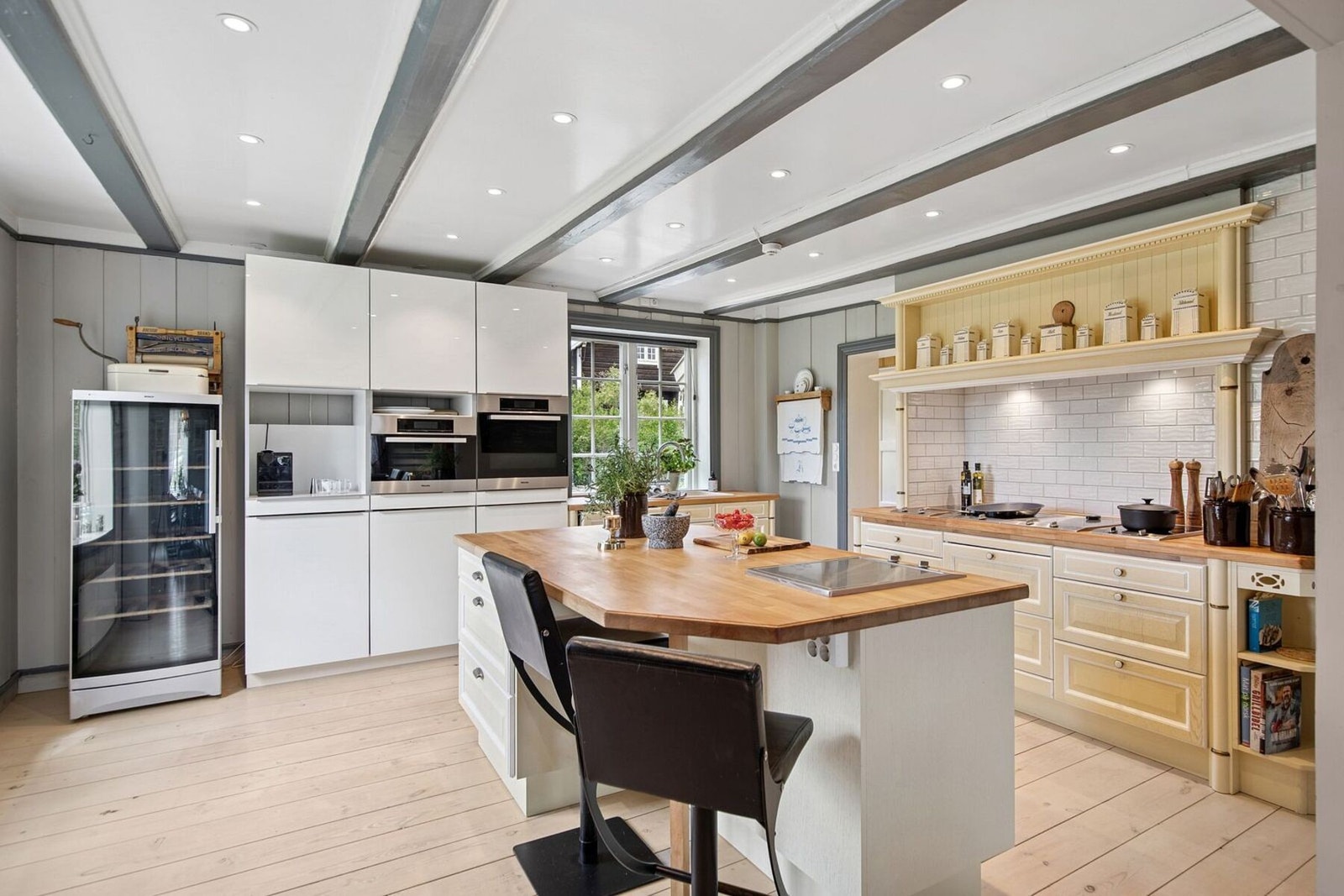 Fra entréen kommer du inn til en åpen løsning mellom spisestue og kjøkken. Galleribilde