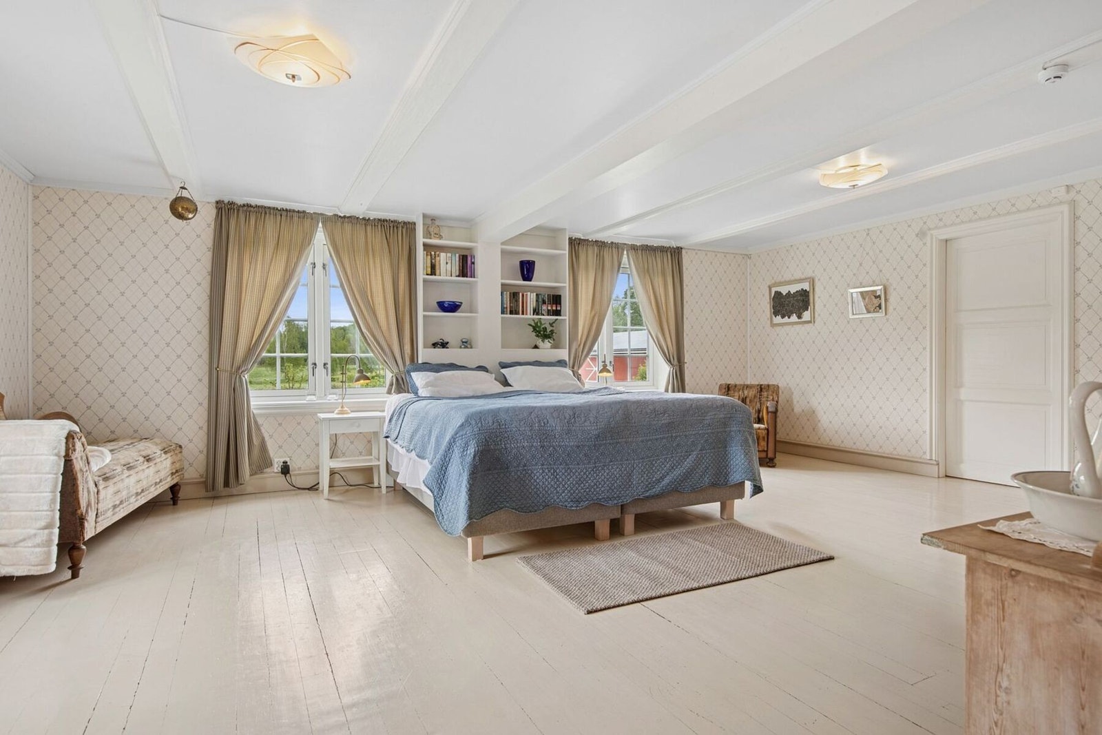 Store vindusflater sørger for rikelig med naturlig lysinnslipp. Galleribilde