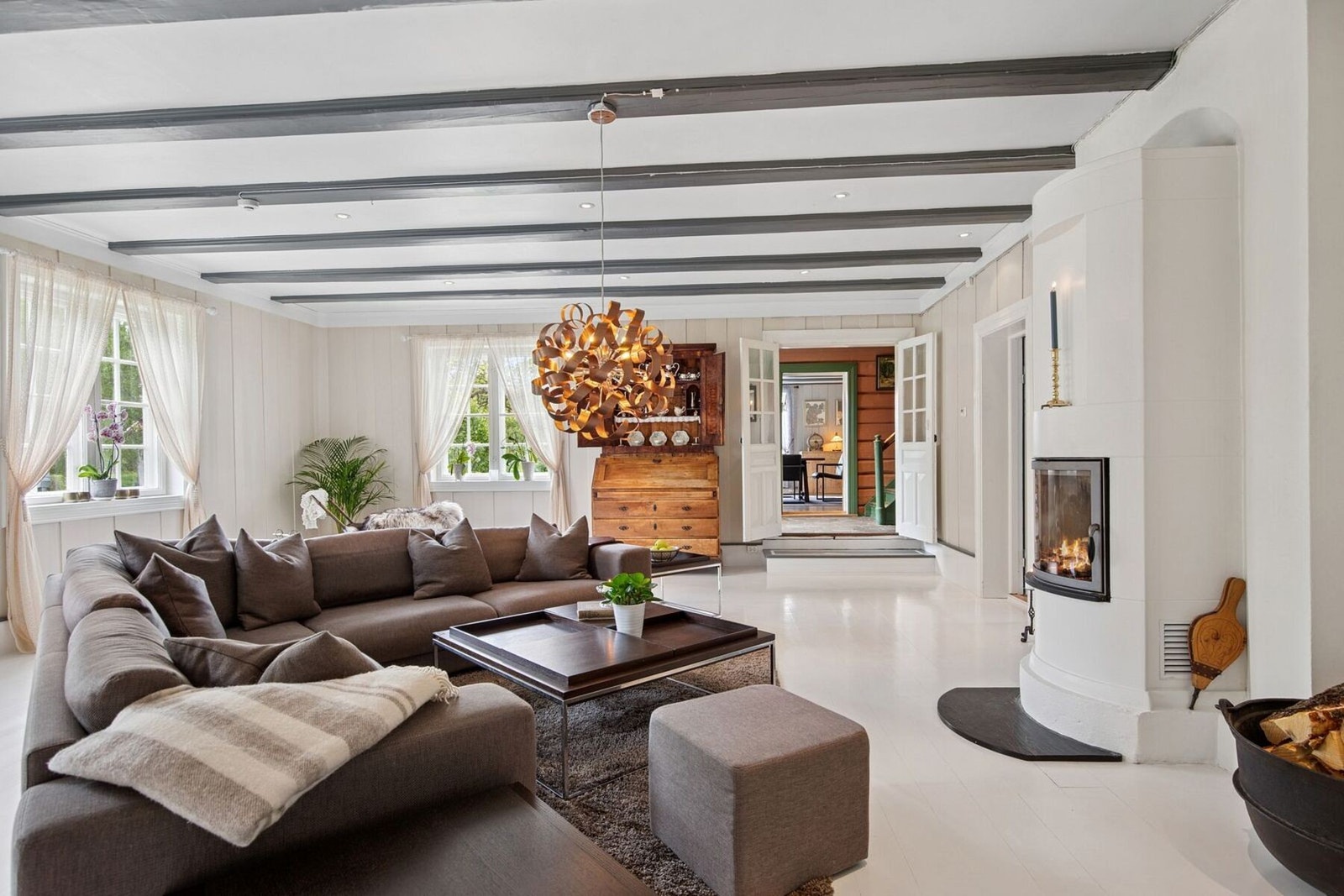 I tillegg til spisestue byr boligens 1. etasje på en trivelig stue med god plass til sofagruppe etter eget ønske. Galleribilde