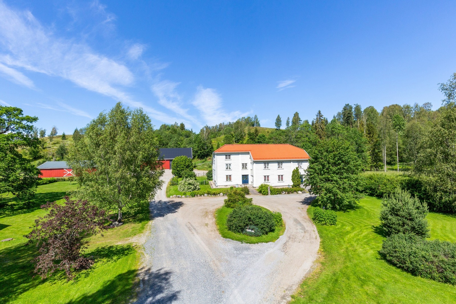 Eiendommen strekker seg over hele 274 mål og består av ulike arealer med variert bruk. Galleribilde