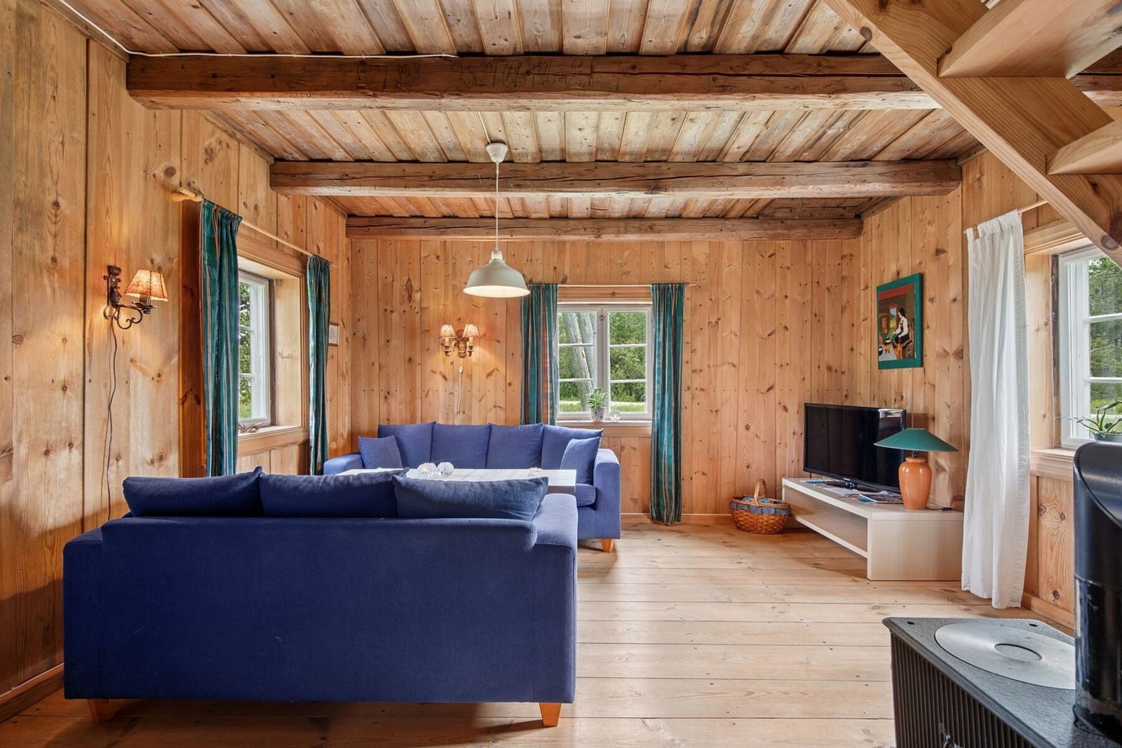 Utleie per døgn er tillatt og MVA-pliktig, mens langtidsleie krever godkjenning fra kommunen. Galleribilde