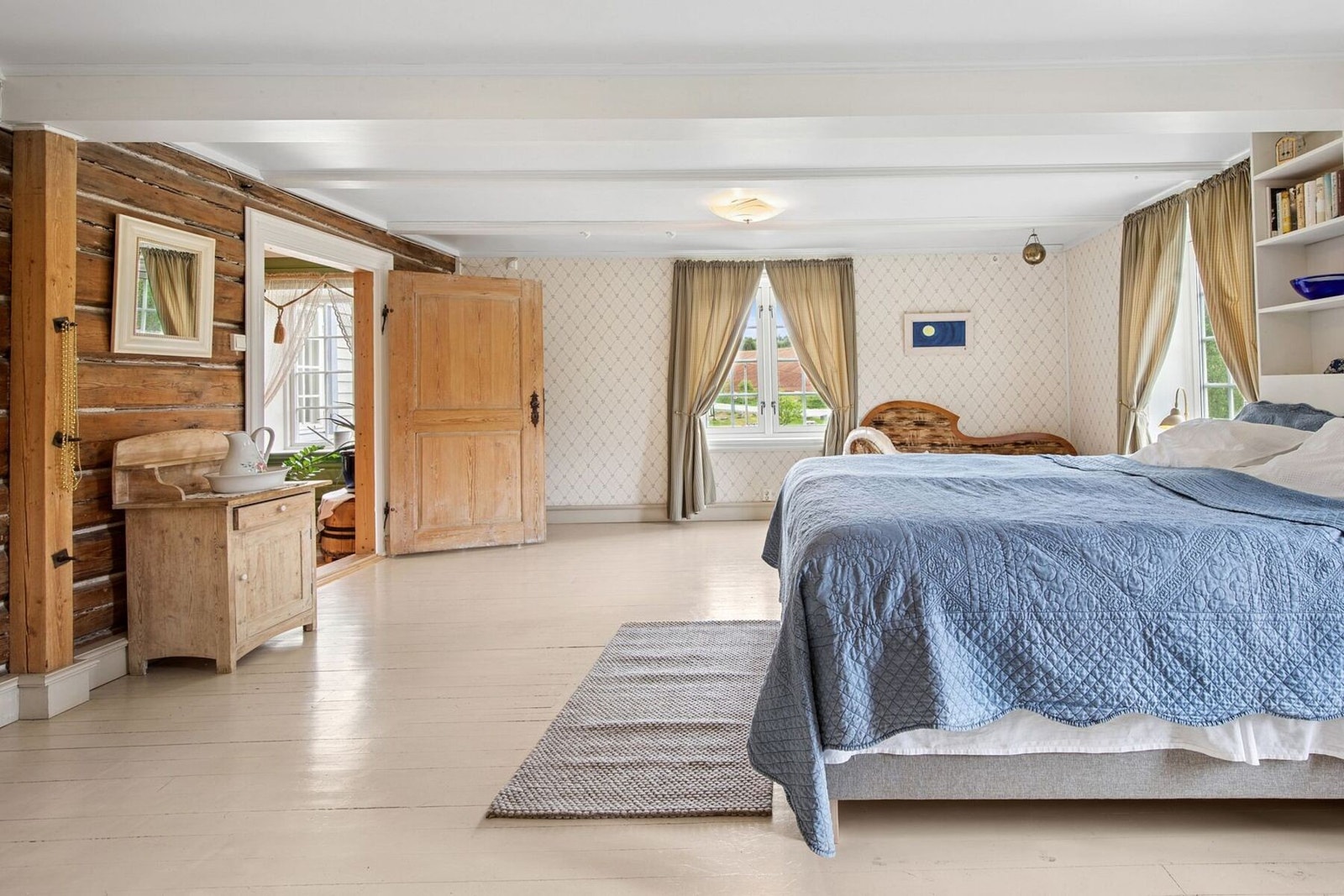 Alle av soverommene er av gode størrelser med plass til dobbeltseng og tilhørende møblement. Galleribilde