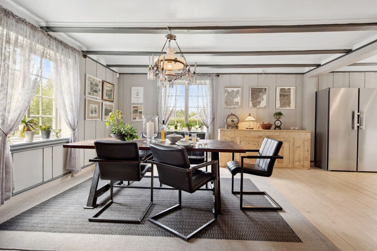 Spisestuen har god plass til spisegruppe - her ligger alt til rette for hyggelige måltider med venner og familie! Galleribilde