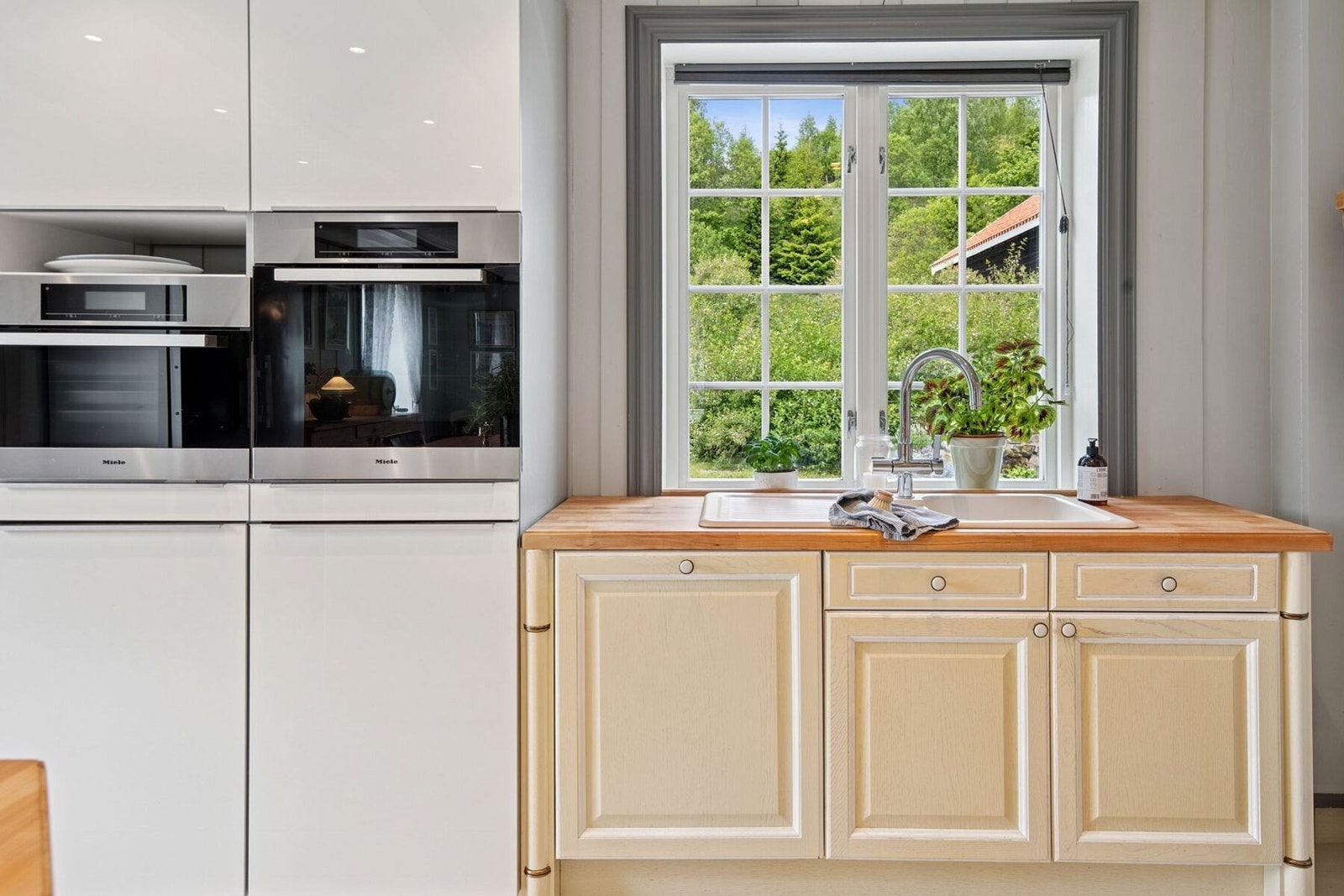 Videre byr kjøkkenet på praktiske løsninger med to induksjonsplatetopper, wokplate, teppanyaki-plate, samt integrert salamander på kjøkkenøyen. Galleribilde