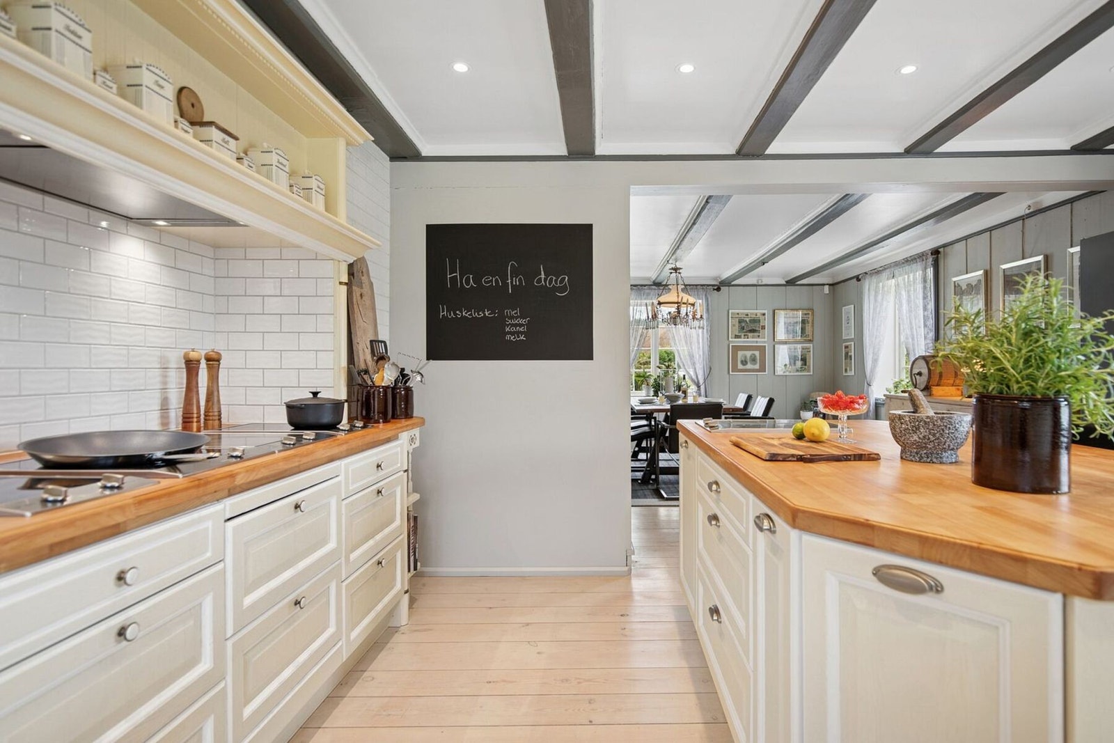 Kjøkkenet (Mobalpa) har fronter i heltre eik fra 2018 og er utstyrt med kjøkkenøy og downlights. Galleribilde