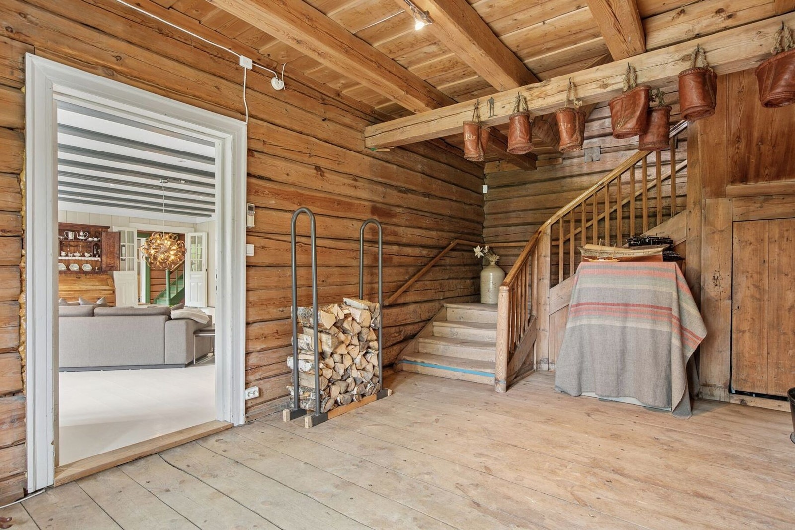 Fantastiske og godt bevarte tømmervegger bevarer eiendommens sjel og historie. Galleribilde