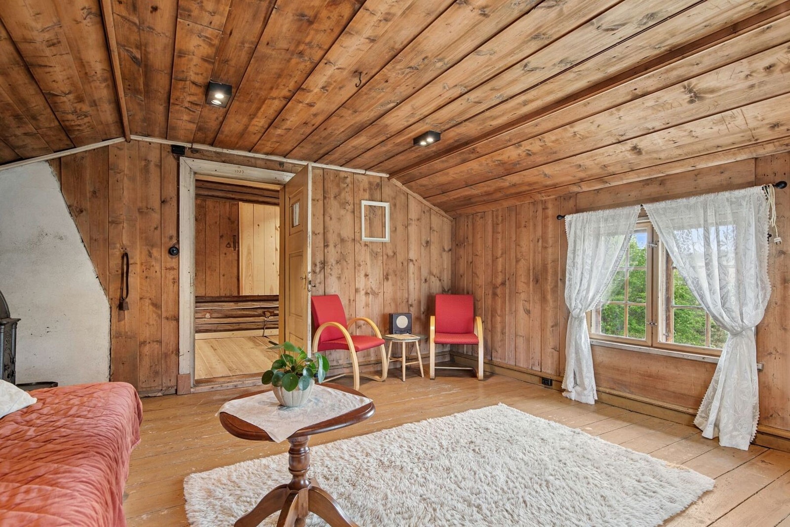 Heltregulv, skråtak og gjennomgående panel gir rommene særpreg og koselig atmosfære. Galleribilde